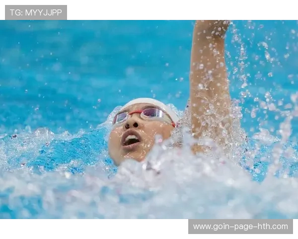 游泳仰泳转身炸裂：突破极限的瞬间，精彩绽放