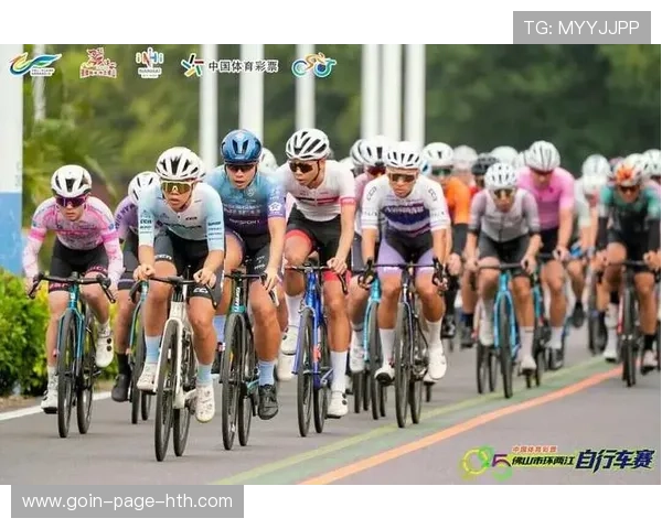 自行车环赛领骑意外受困堵车,裁判介入致胜利被争议 自行车环赛领骑意外受困堵车,裁判介入致胜利被争议