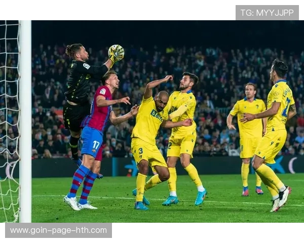 加迪斯前场拼抢非常积极，攻防一体展现强大韧性