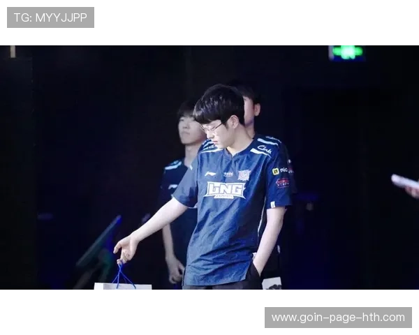 Scout中路单杀完成，镜头锁定全场尖叫